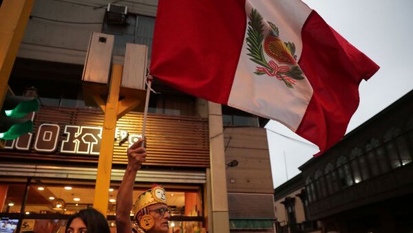 Un hombre con la bandera de Perú - Sputnik Mundo