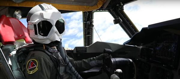 Un piloto estadounidense con el casco PLZT - Sputnik Mundo