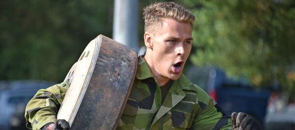 Un soldado sueco participa en una competición - Sputnik Mundo
