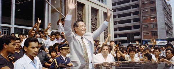 El expresidente peruano Alberto Fujimori celebrando luego de la disolución del Congreso en 1992 - Sputnik Mundo