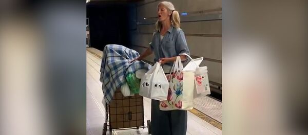 Una rusa sin techo se hace famosa en EEUU tras cantar en el metro - Sputnik Mundo