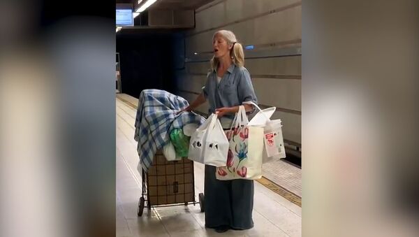 Una rusa sin techo se hace famosa en EEUU tras cantar en el metro - Sputnik Mundo