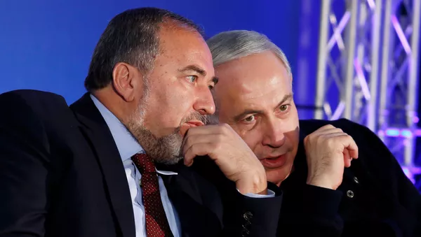 El primer ministro israelí en funciones Benjamín Netanyahu con Avigdor Lieberman - Sputnik Mundo