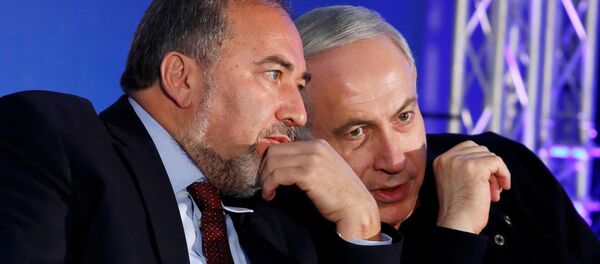 El primer ministro israelí en funciones Benjamín Netanyahu con Avigdor Lieberman - Sputnik Mundo