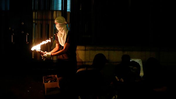 Un manifestante con cóctel mólotov en Hong Kong - Sputnik Mundo