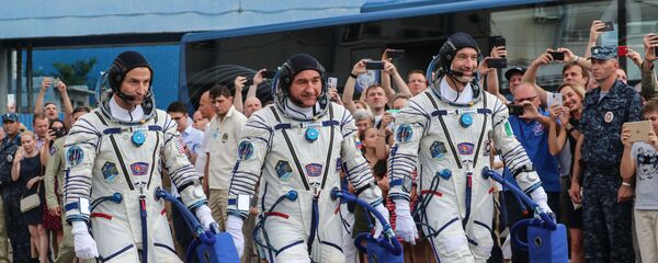 El astronauta estadounidense Andrew Morgan, el cosmonauta ruso Alexandr Skvortsov y el italiano Luca Parmitano El astronauta estadounidense Andrew Morgan, el cosmonauta ruso Alexandr Skvortsov y el italiano Luca Parmitano - Sputnik Mundo