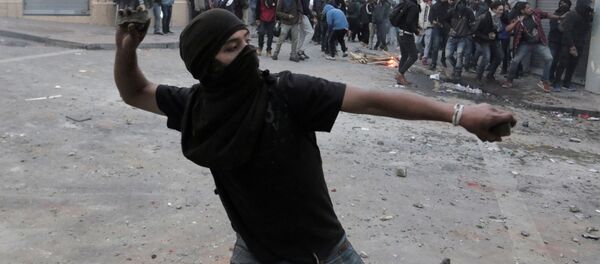 Demonstrators clash with riot police during protests in Quito, Ecuador - Sputnik Mundo