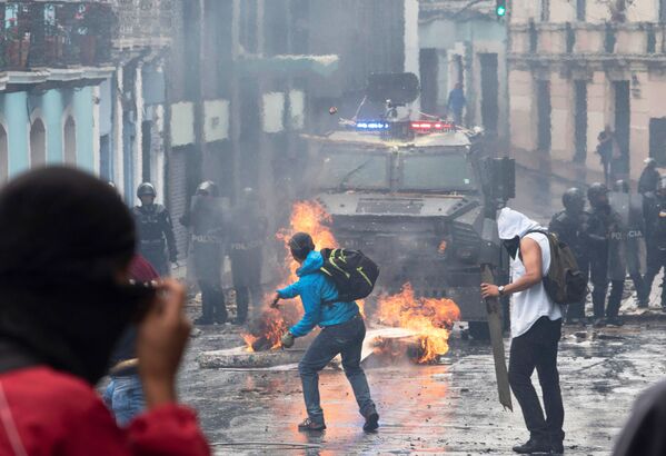 Demonstrators clash with riot police during protests in Quito, Ecuador October 3, 2019 - Sputnik Mundo