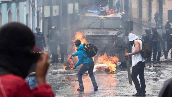 Demonstrators clash with riot police during protests in Quito, Ecuador October 3, 2019 - Sputnik Mundo