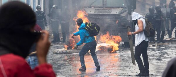 Demonstrators clash with riot police during protests in Quito, Ecuador October 3, 2019 - Sputnik Mundo