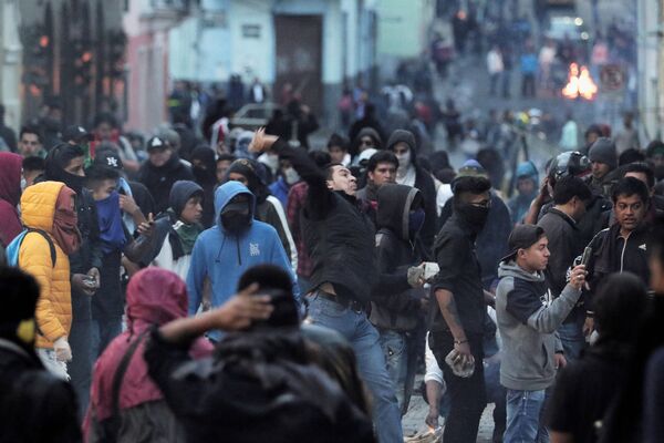 Demonstrators clash with riot police during protests in Quito, Ecuador October 3, 2019 - Sputnik Mundo