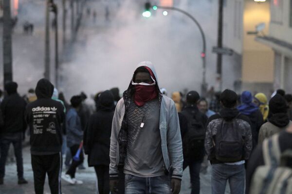 Demonstrators are seen while clashing with riot police during protests in Quito, Ecuador October 3, 2019 - Sputnik Mundo