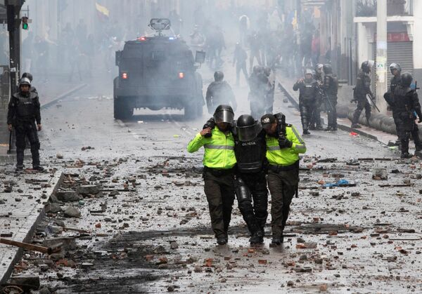 Riot police assist an injured colleague during protests in Quito, Ecuador October 3, 2019 - Sputnik Mundo