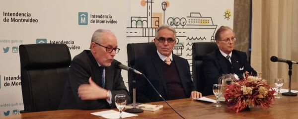 Al centro de la mesa, Diego García Sayán, excanciller y es ministro de Justicia de Perú durante la presentación de su libro 'Cambiando el Futuro' en Uruguay Al centro de la mesa, Diego García Sayán, excanciller y es ministro de Justicia de Perú durante la presentación de su libro 'Cambiando el Futuro' en Uruguay - Sputnik Mundo