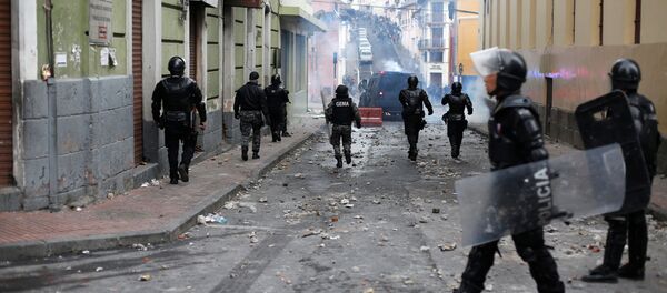 Los policías en las calles de Quito - Sputnik Mundo
