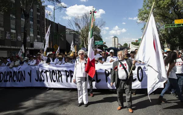 Manifestación en Ciudad de México al cumplirse 51 años de la masacre en Tlatelolco contra el movimiento estudiantil de 1968 Manifestación en Ciudad de México al cumplirse 51 años de la masacre en Tlatelolco contra el movimiento estudiantil de 1968 - Sputnik Mundo