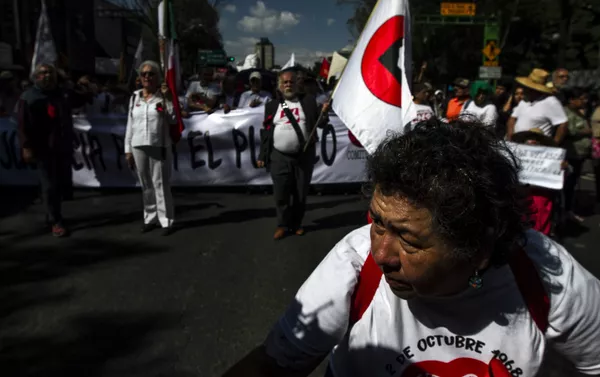 Manifestación en Ciudad de México al cumplirse 51 años de la masacre en Tlatelolco contra el movimiento estudiantil de 1968 Manifestación en Ciudad de México al cumplirse 51 años de la masacre en Tlatelolco contra el movimiento estudiantil de 1968 - Sputnik Mundo