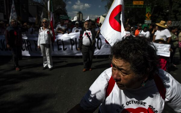 Manifestación en Ciudad de México al cumplirse 51 años de la masacre en Tlatelolco contra el movimiento estudiantil de 1968 - Sputnik Mundo