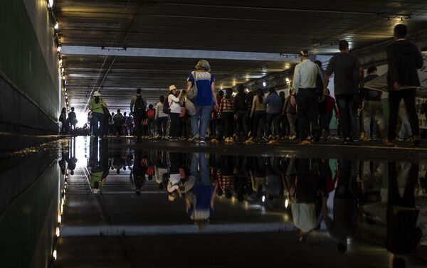 Manifestación en Ciudad de México al cumplirse 51 años de la masacre en Tlatelolco contra el movimiento estudiantil de 1968 - Sputnik Mundo