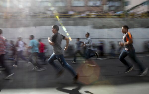 Manifestación en Ciudad de México al cumplirse 51 años de la masacre en Tlatelolco contra el movimiento estudiantil de 1968 - Sputnik Mundo