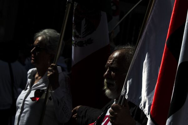 El aniversario de la masacre de Tlatelolco sacó a la luz un choque generacional (fotos) - Sputnik Mundo