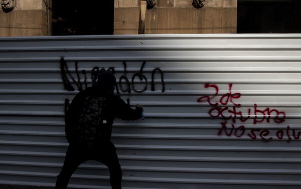Manifestación en Ciudad de México al cumplirse 51 años de la masacre en Tlatelolco contra el movimiento estudiantil de 1968 - Sputnik Mundo