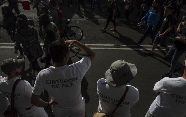 Manifestación en Ciudad de México al cumplirse 51 años de la masacre en Tlatelolco contra el movimiento estudiantil de 1968 - Sputnik Mundo