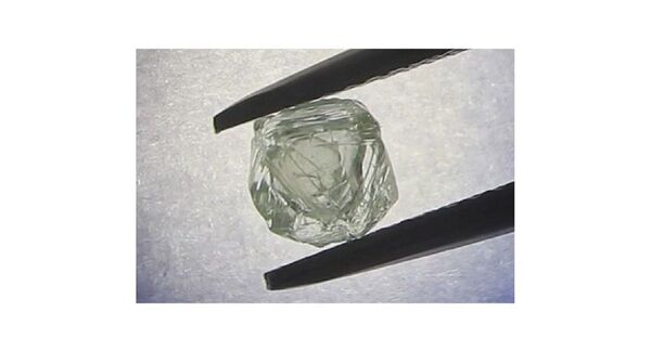 Hallan en Rusia un diamante-matrioshka único en el mundo (vídeo) - Sputnik Mundo