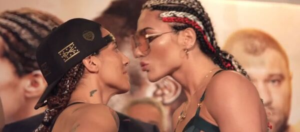 La polaca Ewa Brodnicka le dio un pico a la boxeadora argentina Soledad Matthysse, que reaccionó con una bofetada. - Sputnik Mundo