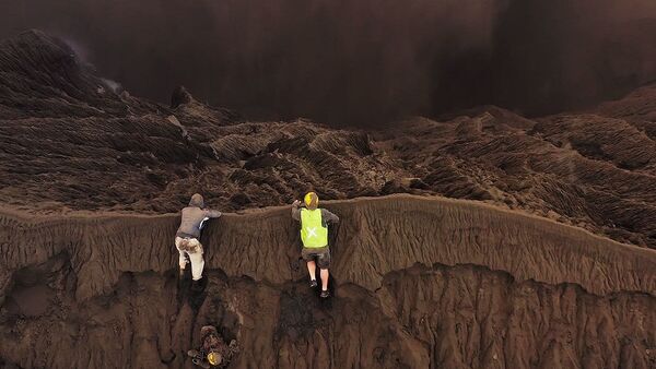 Un fotógrafo sube a un volcán en erupción para registrar las mejores imágenes Un fotógrafo sube a un volcán en erupción para registrar las mejores imágenes - Sputnik Mundo