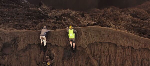 Un fotógrafo sube a un volcán en erupción para registrar las mejores imágenes - Sputnik Mundo