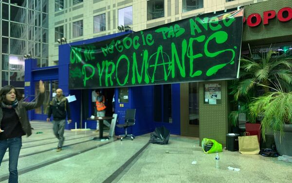 Activistas de Extinction Rebellion en el centro comercial Italia 2 en París, Francia - Sputnik Mundo