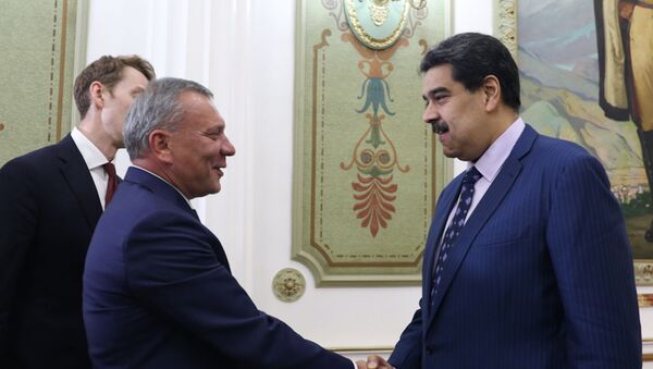 El presidente de Venezuela, Nicolás Maduro, junto al vice primer ministro de Rusia, Yuri Borísov  - Sputnik Mundo