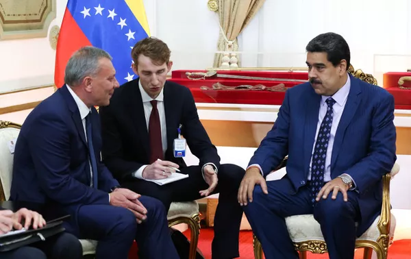 El presidente de Venezuela, Nicolás Maduro, junto al vice primer ministro de Rusia, Yuri Borísov El presidente de Venezuela, Nicolás Maduro, junto al vice primer ministro de Rusia, Yuri Borísov - Sputnik Mundo
