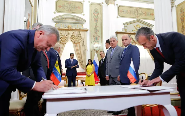 El vice primer ministro de Rusia, Yuri Borísov, firmando varios acuerdos junto al vicepresidente del Área Económica y ministro de Industrias y Producción Nacional de Venezuela, Tareck El Aissami El vice primer ministro de Rusia, Yuri Borísov, firmando varios acuerdos junto al vicepresidente del Área Económica y ministro de Industrias y Producción Nacional de Venezuela, Tareck El Aissami - Sputnik Mundo