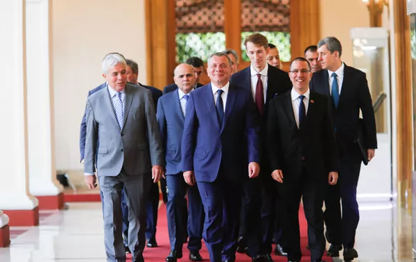 El vice primer ministro de Rusia, Yuri Borísov, junto al canciller venezolano, Jorge Arreaza El vice primer ministro de Rusia, Yuri Borísov, junto al canciller venezolano, Jorge Arreaza - Sputnik Mundo