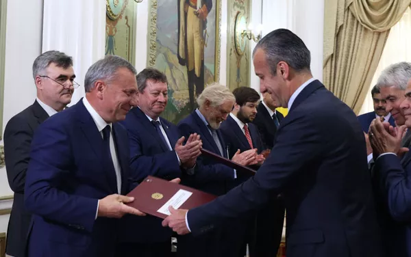 El vice primer ministro de Rusia, Yuri Borísov, firmando varios acuerdos junto al vicepresidente del Área Económica y ministro de Industrias y Producción Nacional de Venezuela, Tareck El Aissami El vice primer ministro de Rusia, Yuri Borísov, firmando varios acuerdos junto al vicepresidente del Área Económica y ministro de Industrias y Producción Nacional de Venezuela, Tareck El Aissami - Sputnik Mundo