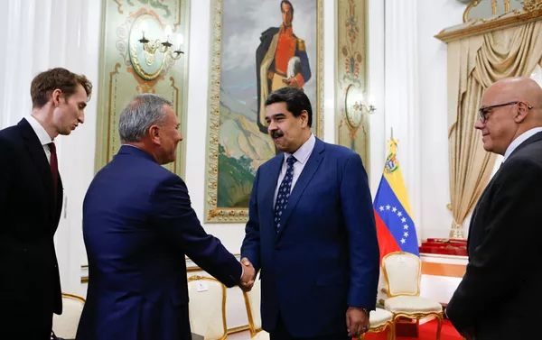 El presidente de Venezuela, Nicolás Maduro, junto al vice primer ministro de Rusia, Yuri Borísov El presidente de Venezuela, Nicolás Maduro, junto al vice primer ministro de Rusia, Yuri Borísov - Sputnik Mundo