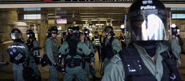 Policías en una estación de metro en Hong Kong Policías en una estación de metro en Hong Kong - Sputnik Mundo