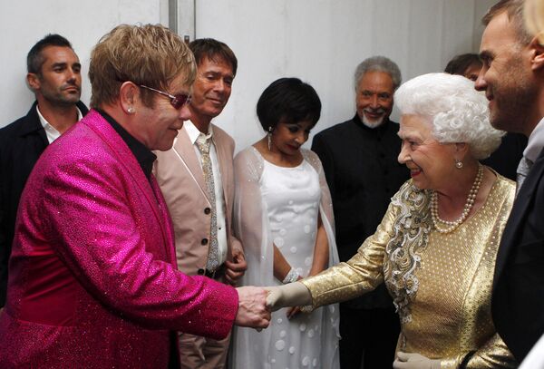 Elton John afirma en su libro que la reina Isabel II abofeteó a su sobrino Elton John afirma en su libro que la reina Isabel II abofeteó a su sobrino - Sputnik Mundo