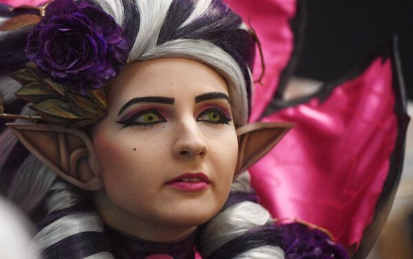 Una 'cosplayer' en la Comic Con de Rusia de 2019 Una 'cosplayer' en la Comic Con de Rusia de 2019 - Sputnik Mundo