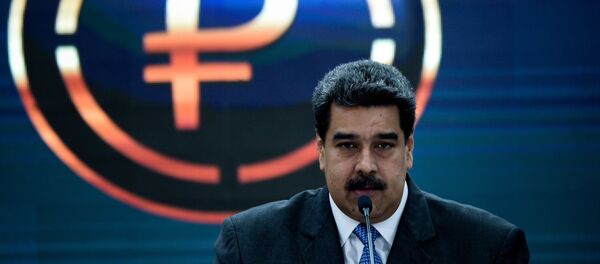 Nicolás Maduro, presidente de Venezuela, y el logo del petro, criptomoneda venezolana - Sputnik Mundo