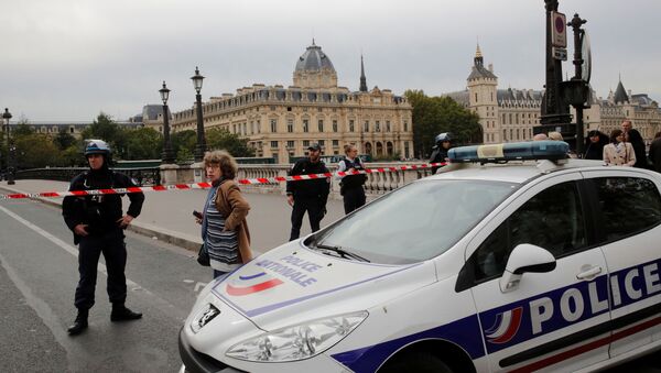 Policía francesa cerca de la Prefectura de París, la sede central de la Policía - Sputnik Mundo