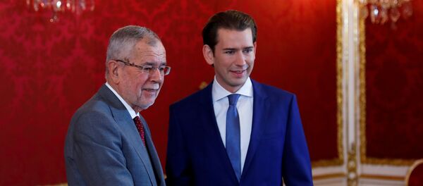 El presidente federal de Austria, Alexander Van der Bellen y ganador de los comicios parlamentarios, Sebastian Kurz - Sputnik Mundo
