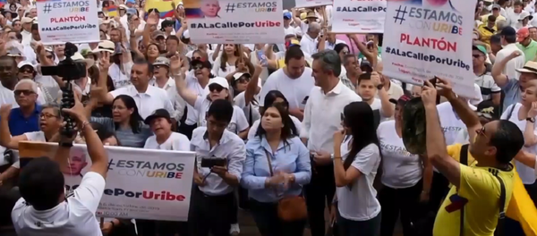 Enfrentamientos en Colombia: los partidarios del expresidente Uribe contra los estudiantes - Sputnik Mundo