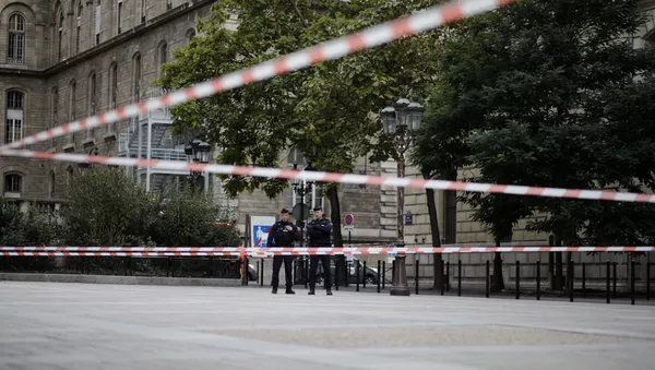 Policías franceses cerca de la sede de la Prefectura de París