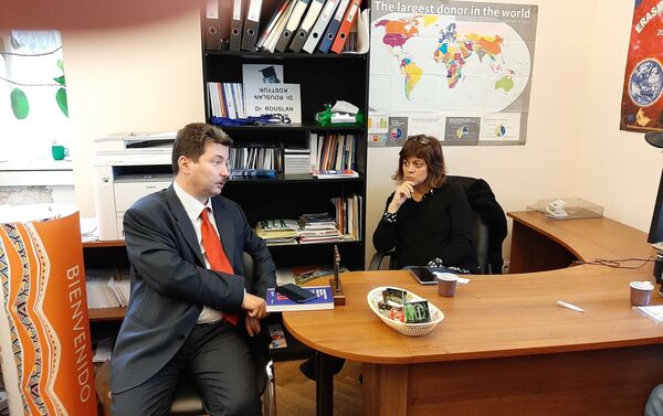 Víctor Jeifets conversa con Karina Batthyany Víctor Jeifets conversa con Karina Batthyany - Sputnik Mundo