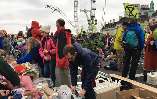 Protesta del movimiento Extinction Rebellion (XR) en la Plaza de Trafalgar Protesta del movimiento Extinction Rebellion (XR) en la Plaza de Trafalgar - Sputnik Mundo