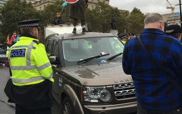 Un activista, detenido por un agente policía en la Plaza de Trafalgar Un activista, detenido por un agente policía en la Plaza de Trafalgar - Sputnik Mundo
