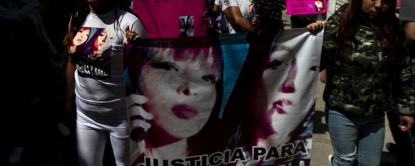 Familia de Angélica y Karla, madre e hija asesinadas en la colonia Jardines de Morelos, durante la caravana contra los feminicidios en Ecatepec, Estado de México - Sputnik Mundo